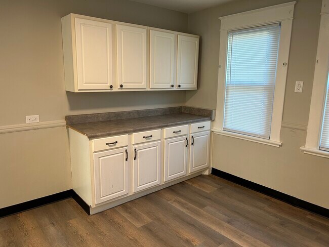 Building Photo - 624 E 24th St