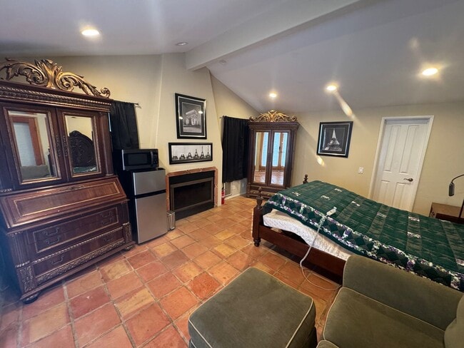 Building Photo - Quail Canyon Rd