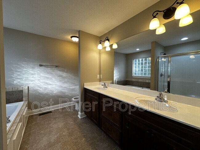 Building Photo - 2740 Pointe Ct