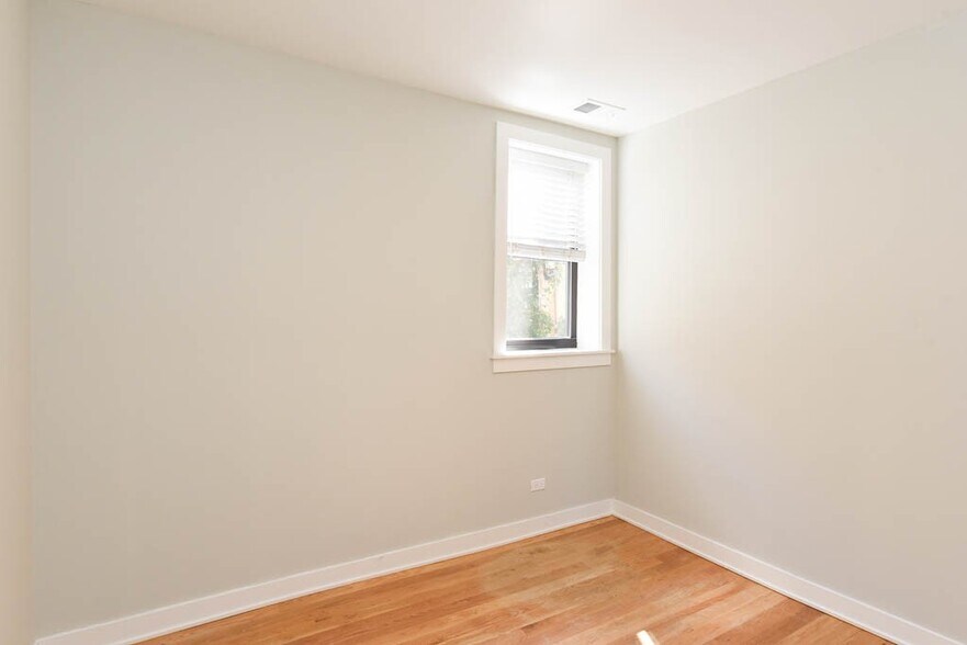 Building Photo - 2210 W Eastwood Ave