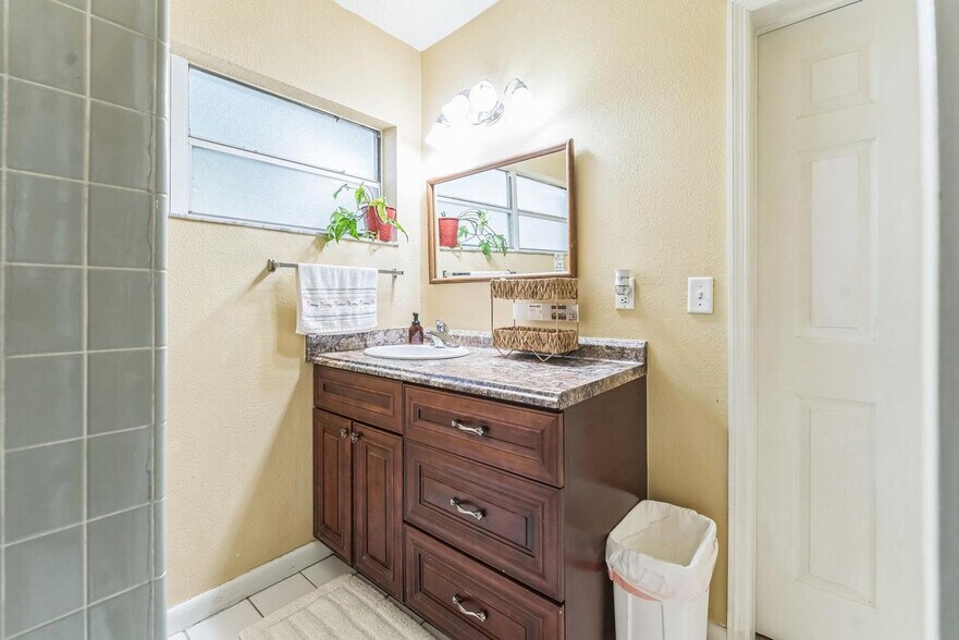 Building Photo - 7901 Lois Mae Ct