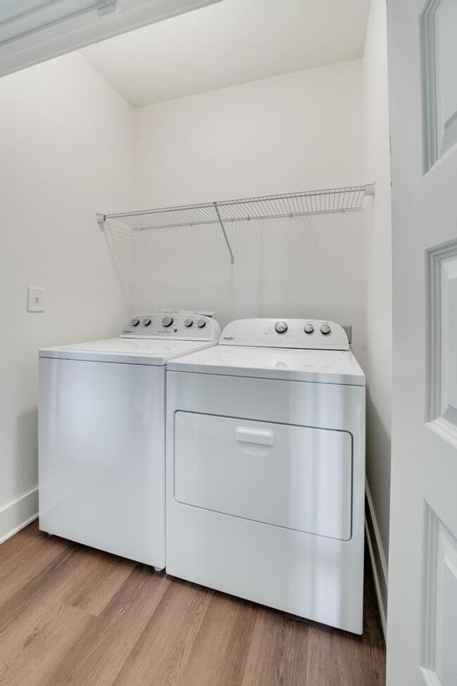 Building Photo - Primary suite on main level with bonus loft upstairs!