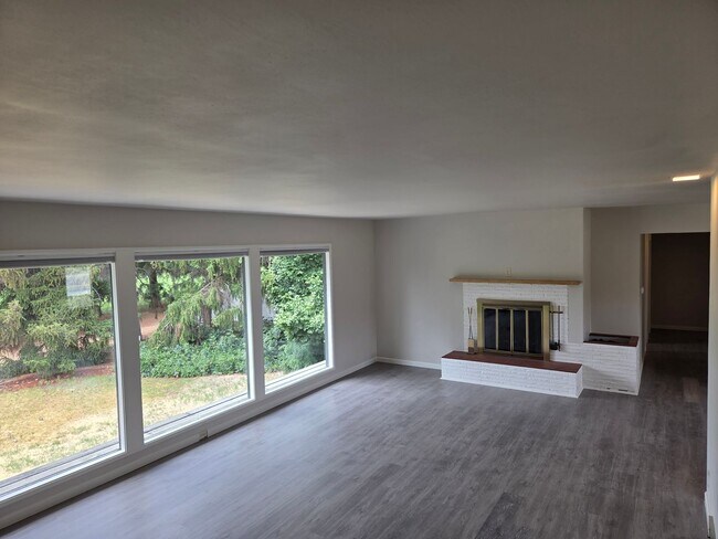 Building Photo - 4 Bed 2 Bath Golf Course Living