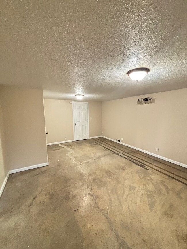 Building Photo - 1519 Fairway Dr