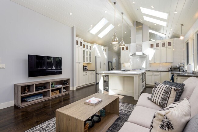 Building Photo - Furnished Downtown Palo Alto Modern Home with Timeless Design