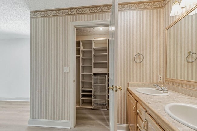 Building Photo - 8130 Park Villa Cir