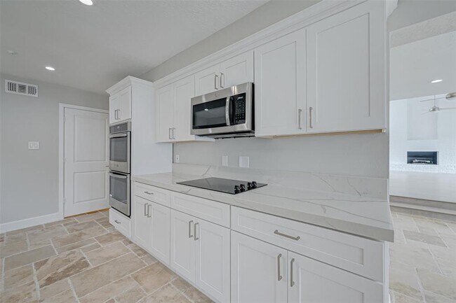 Building Photo - 915 Daria Dr