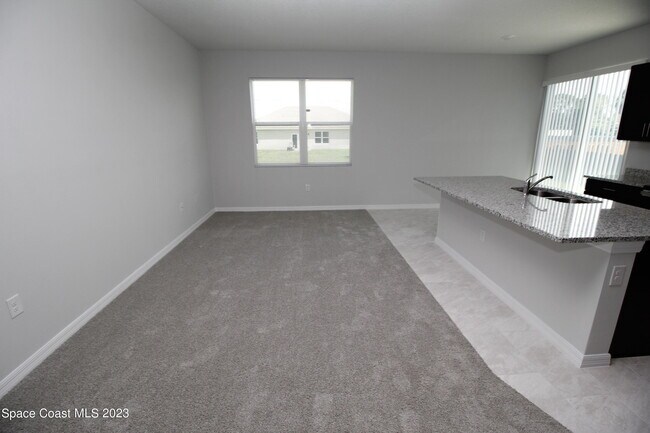 Building Photo - 743 Andrew St SE