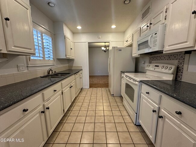 Building Photo - 724 Espada Dr
