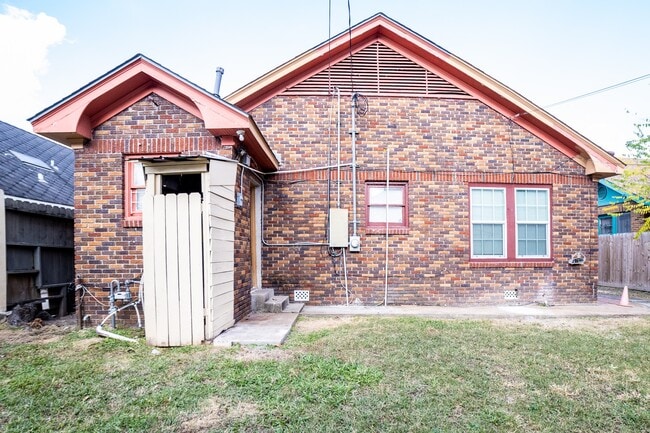 Building Photo - 1922 Wentworth St
