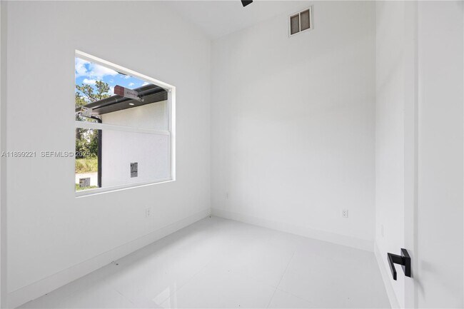 Building Photo - 3111 W 17th St