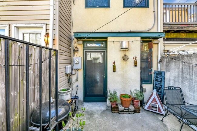 Building Photo - 307 S Chapel St