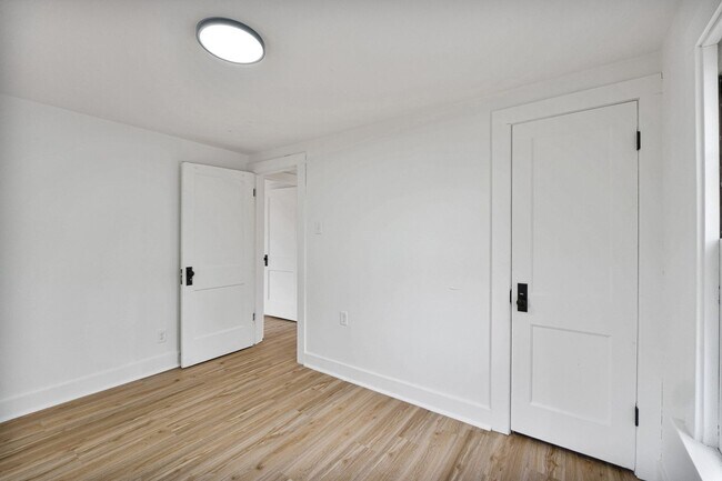 Building Photo - COMING SOON - 3 BEDROOM HOUSE ON SPRING ST