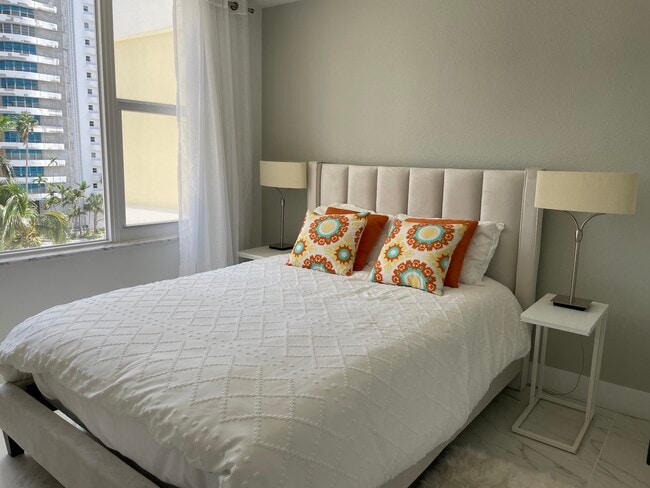 Building Photo - 5600 Collins Ave