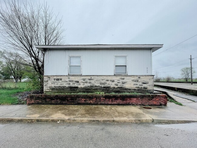 Primary Photo - Near Downtown Muncie