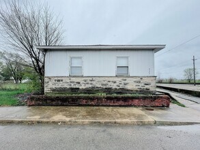 Building Photo - Near Downtown Muncie