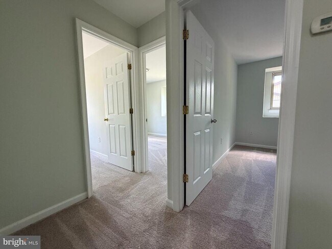 Building Photo - 47 King Henry Cir
