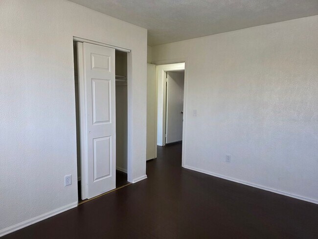 Building Photo - Large 4 Bed Home Available