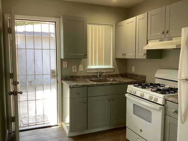 Building Photo - REMODELED!!!