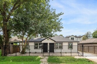 Building Photo - 306-40th 1/2 E 40th 1/2 St