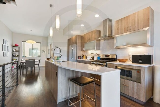 Building Photo - Beautiful Two Bedroom Townhome in Denver -...