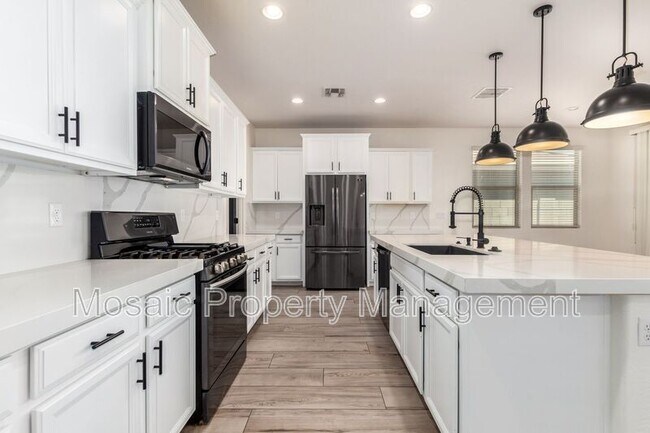 Building Photo - 35565 N Bandolier Dr