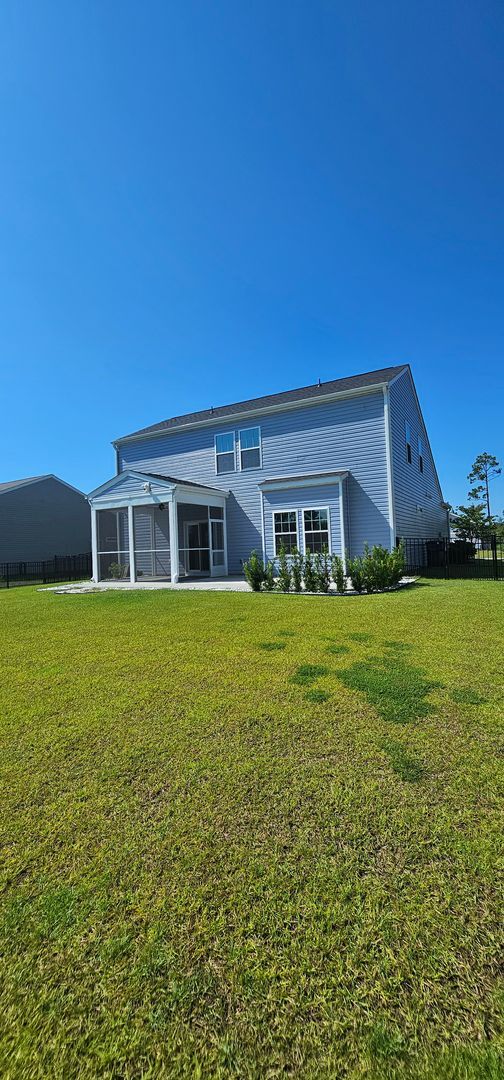 Building Photo - Live where charm meets convenience-Glenmoo...
