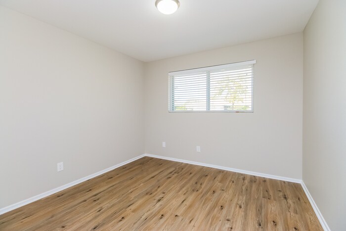 Building Photo - 525 E Geneva Dr