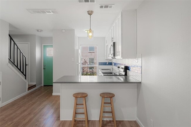 Building Photo - 3820 Southway Dr