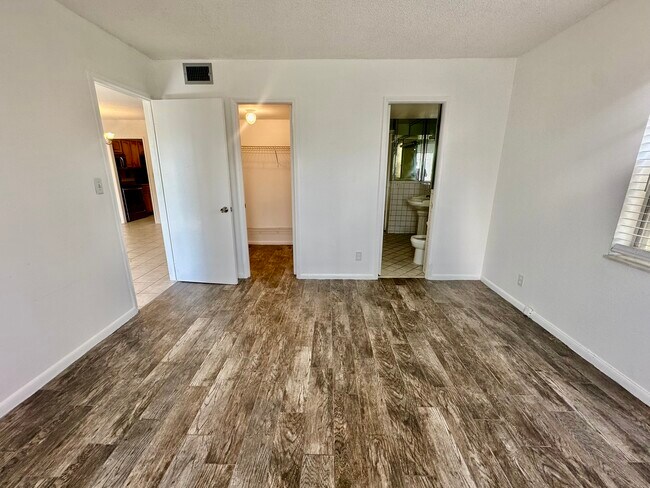 Building Photo - 900 NE 18th Ave