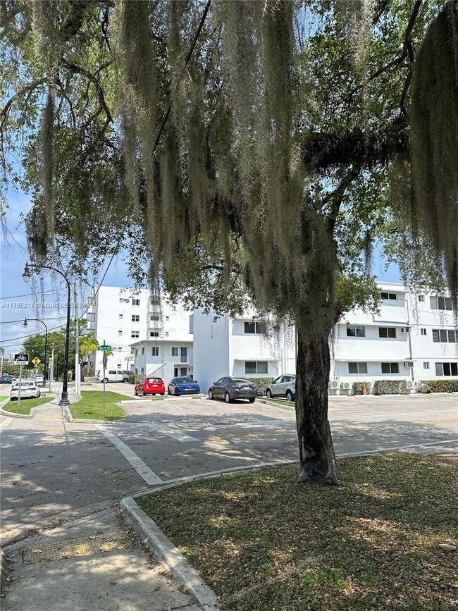Building Photo - 3071 SW 27th Ave