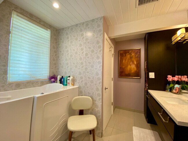 Building Photo - Modernized Eichler Masterpiece