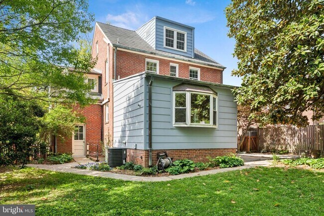 Building Photo - 1111 Woodside Pkwy