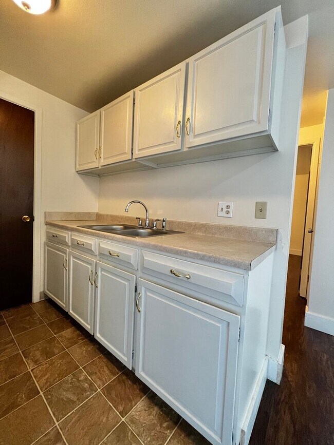 Building Photo - Robertson1001 (KC-JF-NB)