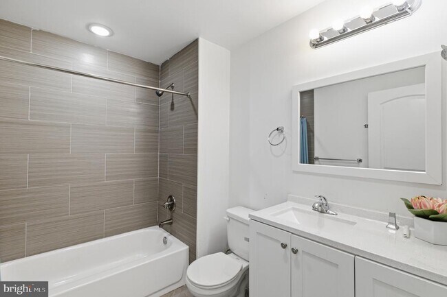 Building Photo - 925 N Broad St