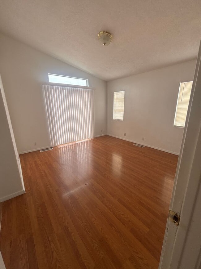 Building Photo - 4729 Chesapeake Pl NE