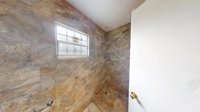 Building Photo - 3BR/1BA HOUSE - Riverview Area  **HALF OFF...
