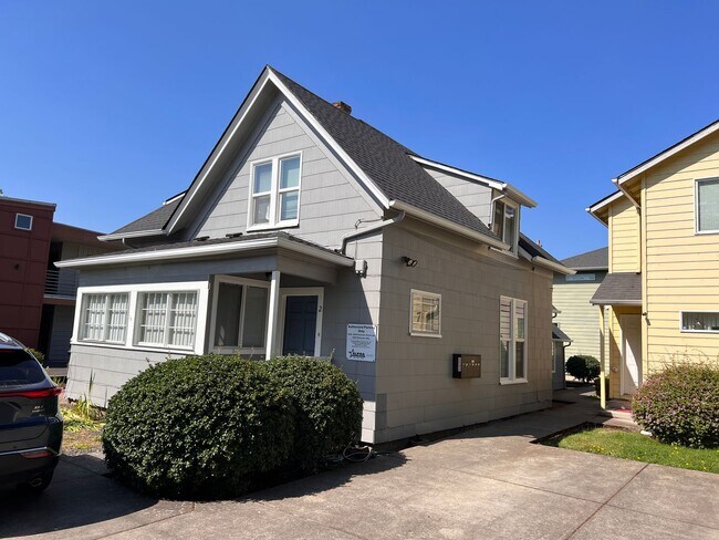 Primary Photo - 2 Bedroom 1 bath near UO