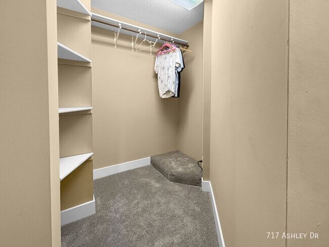 Building Photo - 717 Ashley Dr
