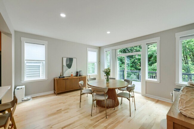 Building Photo - 5bd/3.5ba Bellevue Hoome