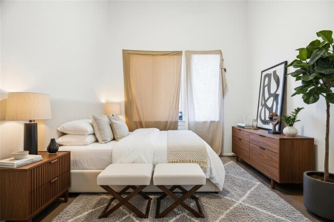 Building Photo - 814 N Bluff Dr