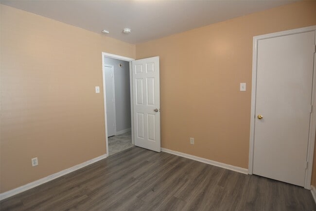 Building Photo - 7423 River Pines Dr