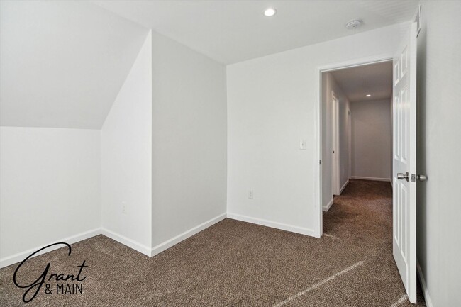 Building Photo - $1,450 - 3 Bed / 1 Bath Newly Renovated Ho...