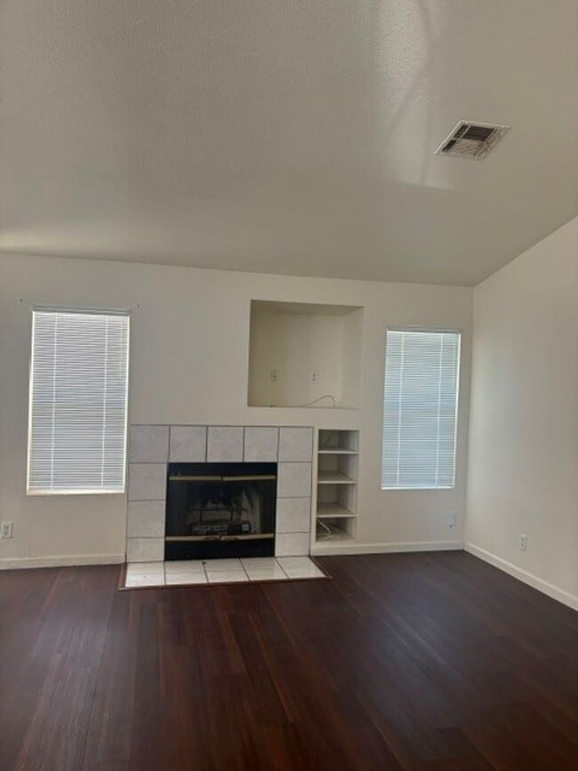 Building Photo - 4 Bedroom/2 Bath Home in the Northwest - $2395 Per Month!