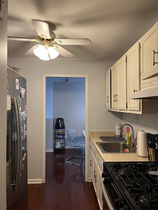 Building Photo - 3950 N Lake Shore Dr