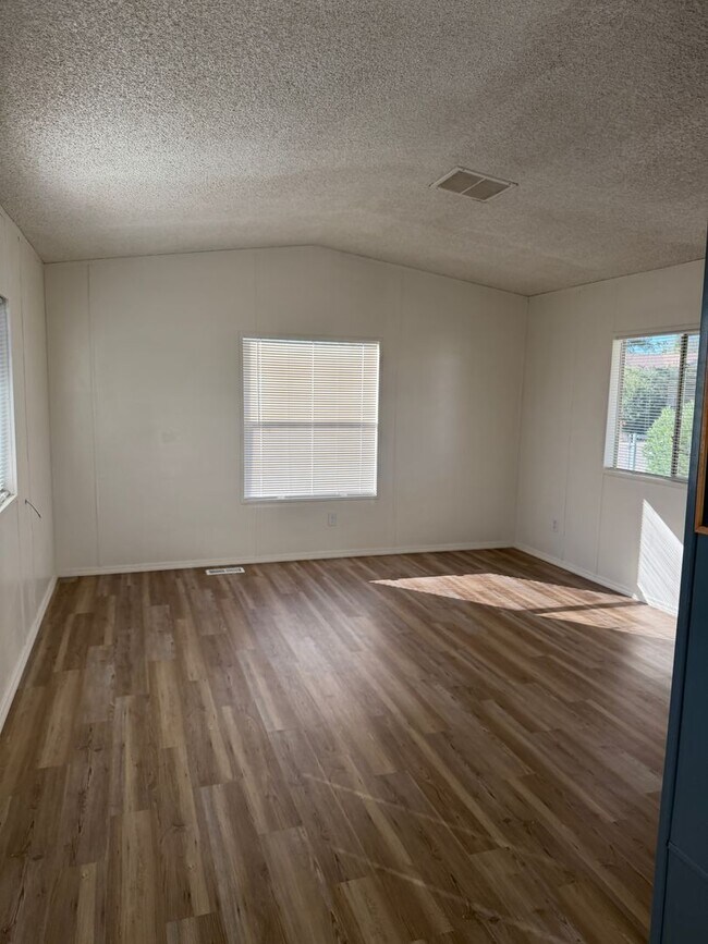 Building Photo - cute and cozy