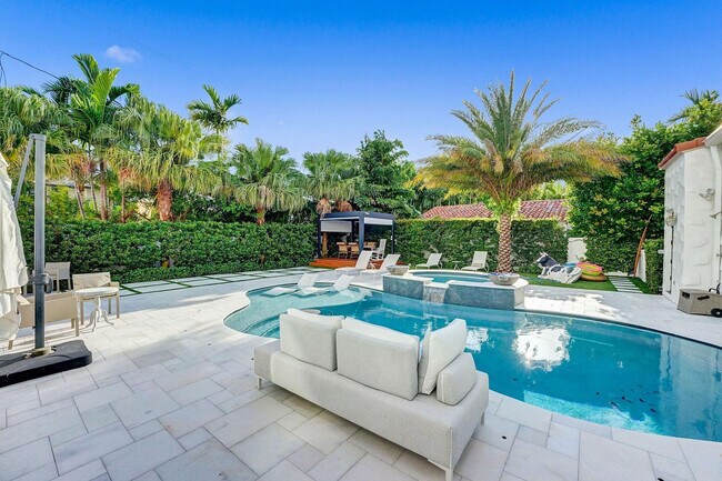 Building Photo - 614 Poinciana Dr