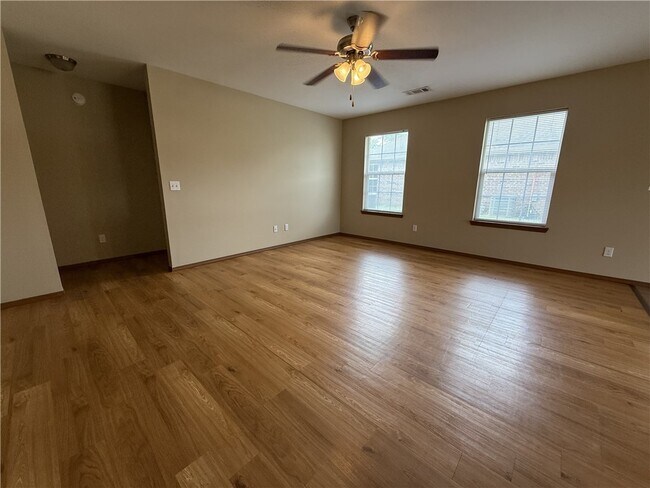 Building Photo - 213 Foxglove St