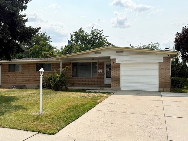 Building Photo - 6884 Bellavista Dr
