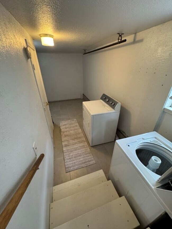 Building Photo - Cutest 3 bed with historic charm, so close...